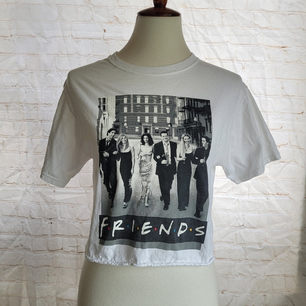 Friends TV Show Cropped Graphic Tee | Black & White Cast Photo | Size S